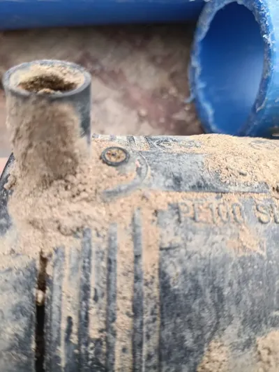 Niezgrzana mufa PE100 zdjęta z rury wodociągowej - widoczny brak zgrzewu